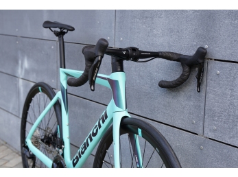 Bianchi Oltre RACE Shimano 105 Di2 Celeste 2024