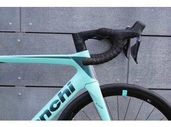 Bianchi Oltre RACE Shimano 105 Di2 Celeste 2024