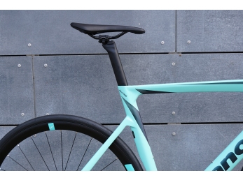 Bianchi Oltre RACE Shimano 105 Di2 Celeste 2024