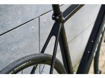 ISAAC Vitron Onyx Black Shimano 105 Shimano RS 171 velikost L