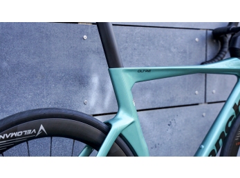 Bianchi Oltre COMP 105 Di2 12sp Metallic Celeste/Black - full glossy 2025