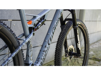 Testovací flotila Wilier URTA MAX SLR + XT 1x12 + SID + K6 grey L